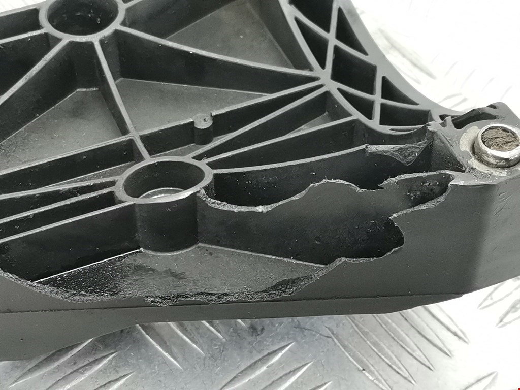 Кронштейн кондиционера BMW X3 E83 2003-2010