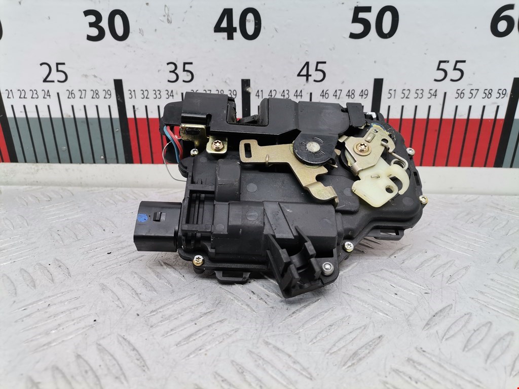 Замок двери передней левой VOLKSWAGEN Passat B5 1997-2005