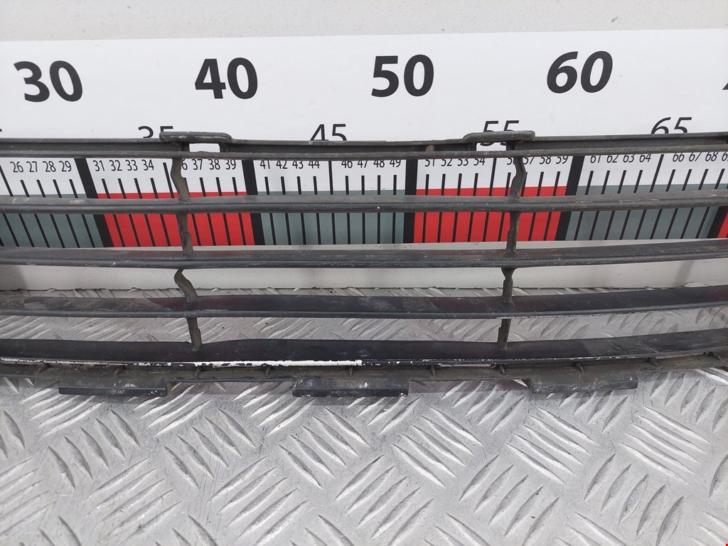 Решетка в бампер TOYOTA Yaris II XP50 2005-2011