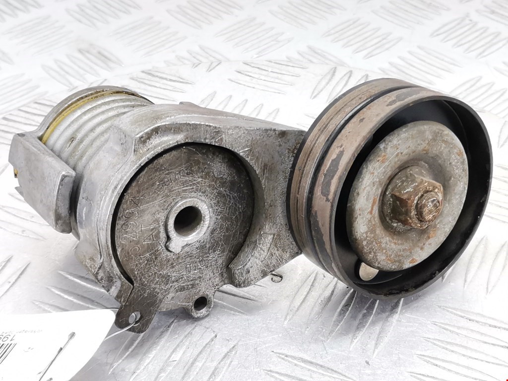 Натяжитель ремня генератора (приводного поликлинового ремня Volkswagen Golf 4 (1997-2004)