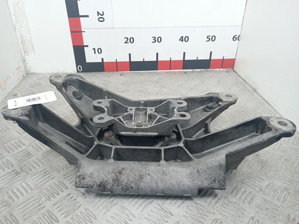 Кронштейн (крепление лапа траверса) кпп Audi Q5 8R (2008-2017)