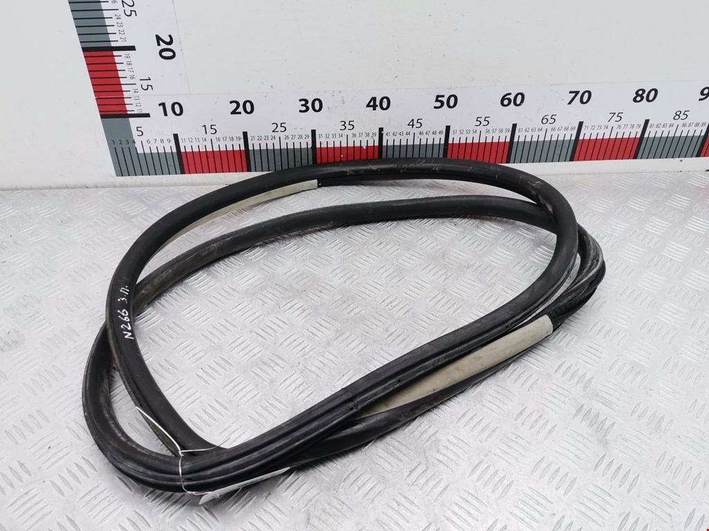 Уплотнитель двери VOLKSWAGEN Passat B5 1997-2005