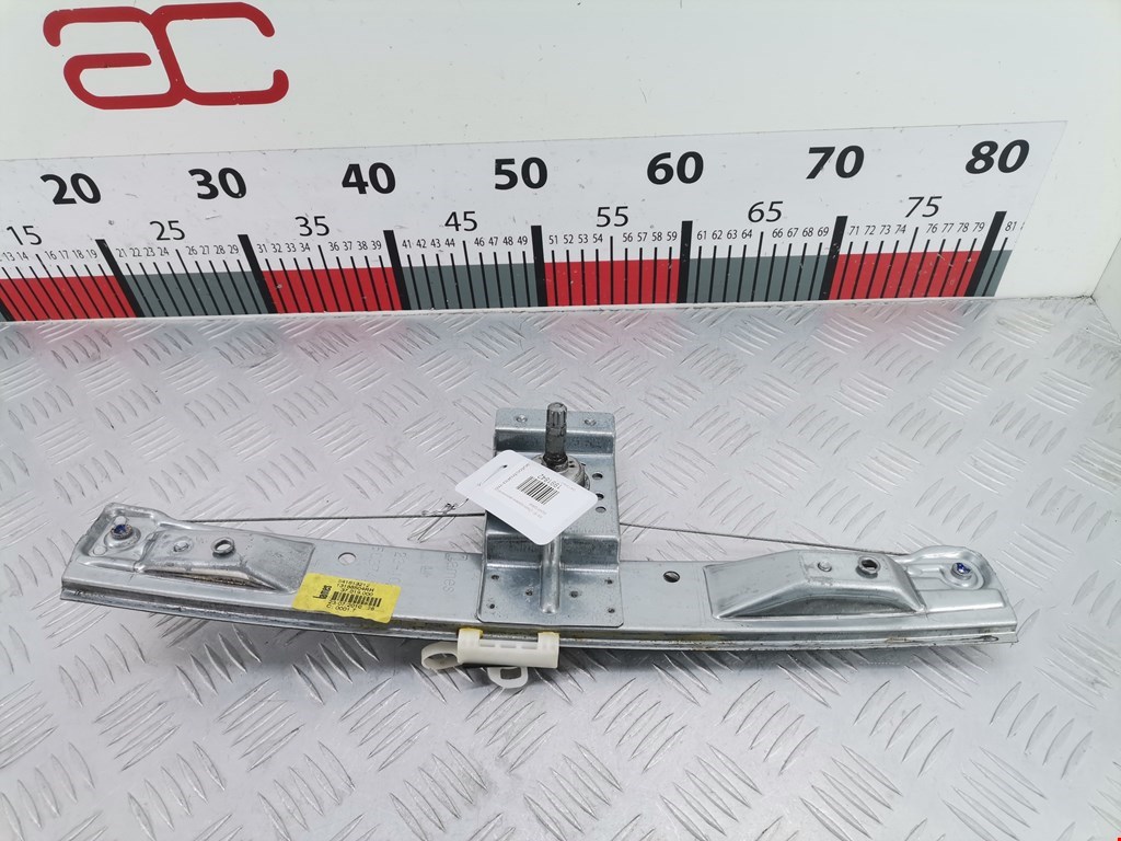 Стеклоподъемник механический двери задней правой Opel Corsa D (2006-2014)