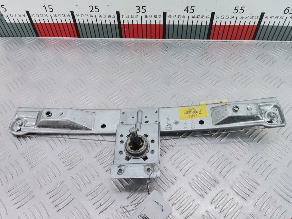 Стеклоподъемник механический двери задней правой Opel Corsa D (2006-2014)