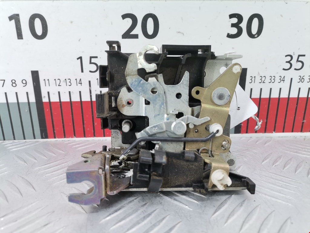 Замок двери задней правой AUDI A4 B5 1995-2001