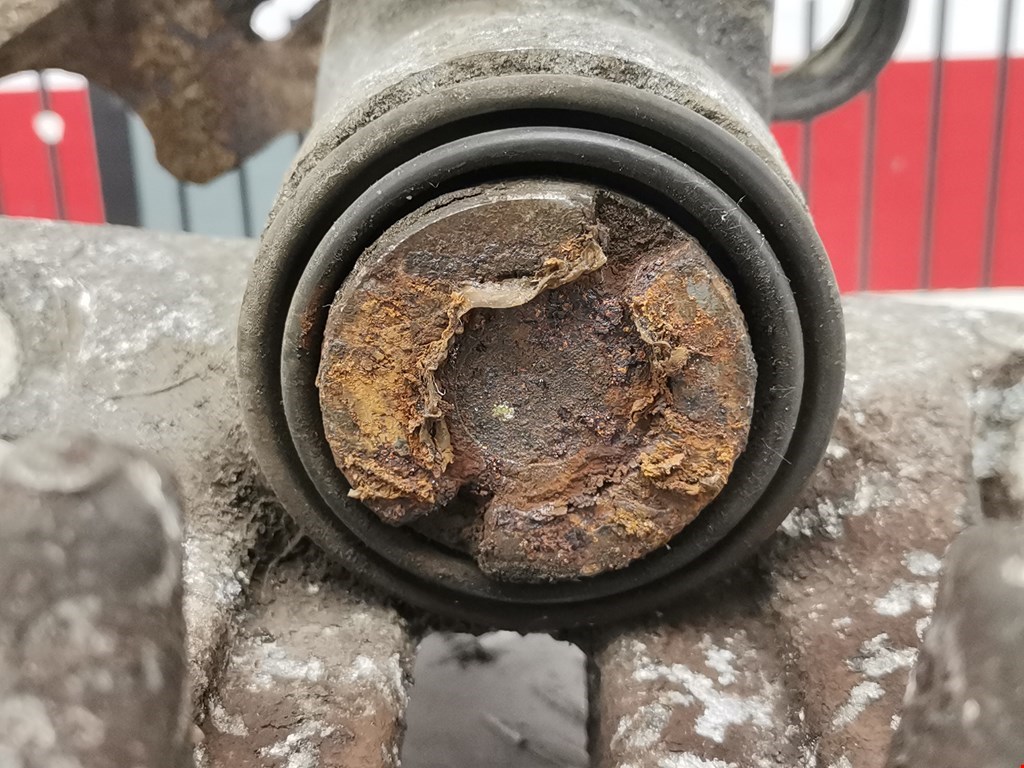 Суппорт задний правый VOLKSWAGEN Passat B5 1997-2005