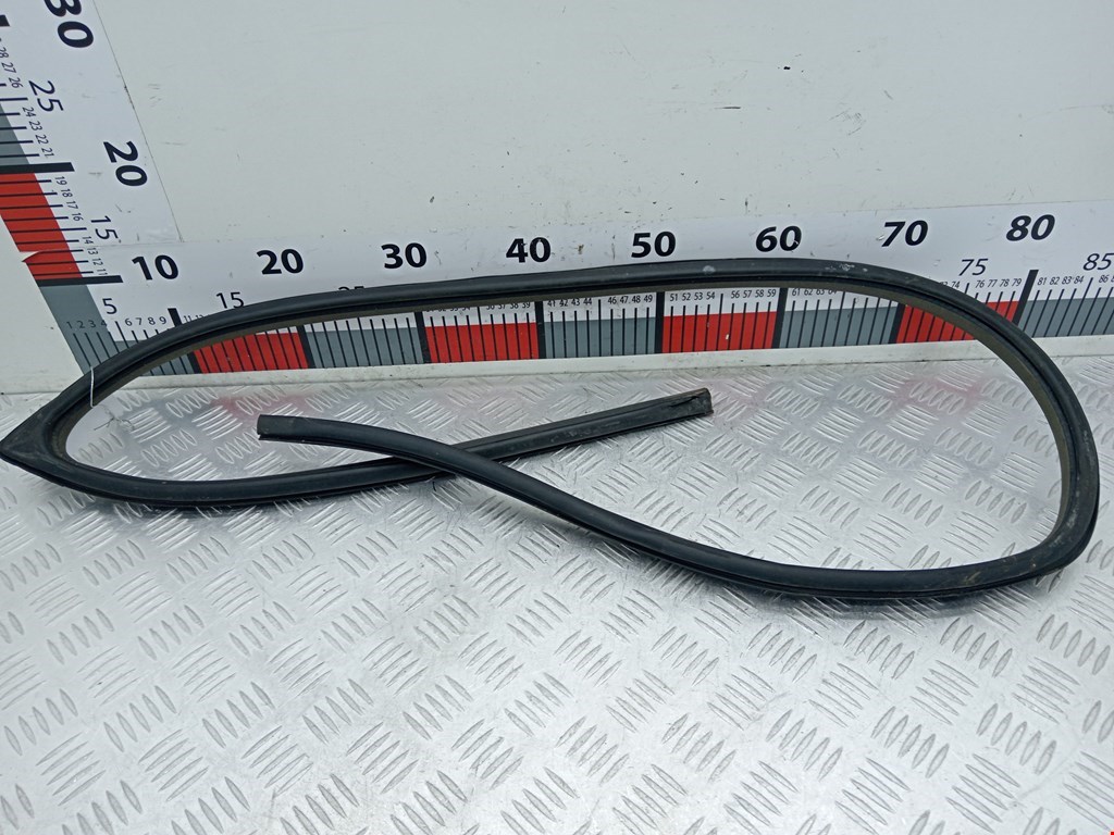 Уплотнитель двери MITSUBISHI Space Wagon N8,N9 1998-2004