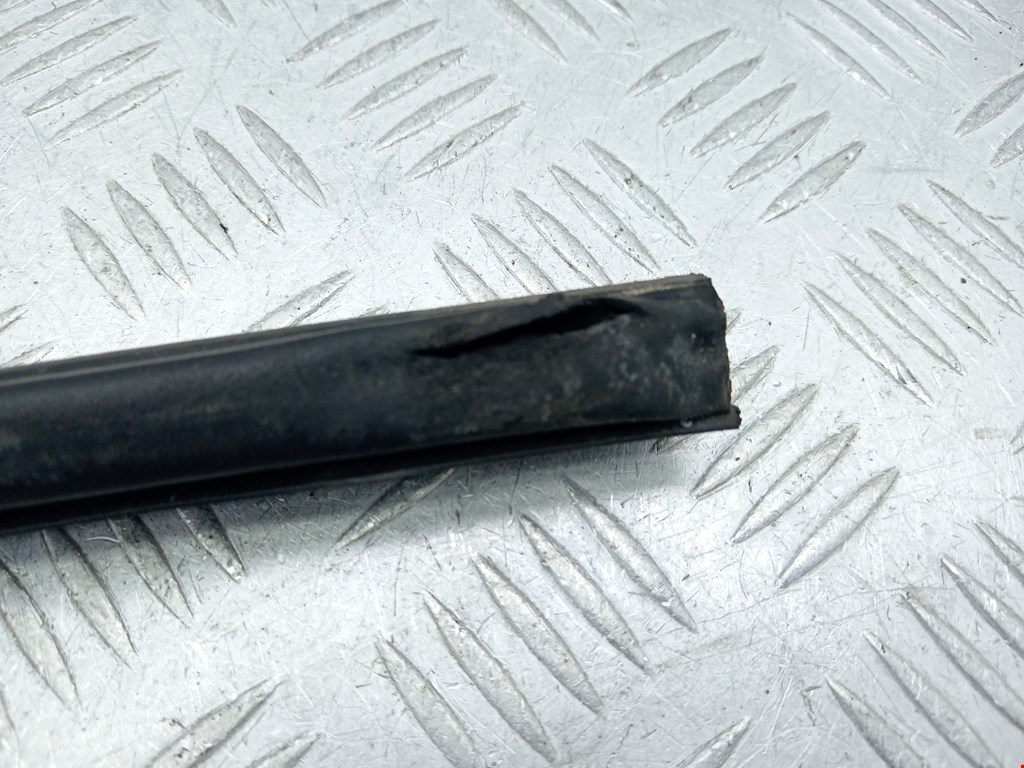 Уплотнитель двери MITSUBISHI Space Wagon N8,N9 1998-2004