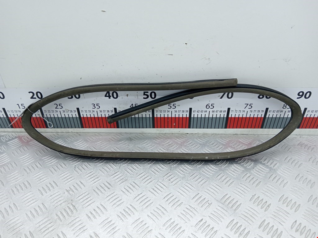 Уплотнитель двери MITSUBISHI Space Wagon N8,N9 1998-2004