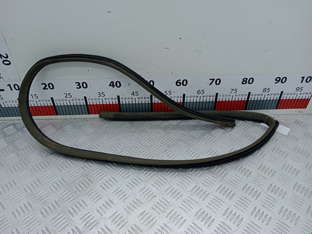 Уплотнитель двери MITSUBISHI Space Wagon N8,N9 1998-2004