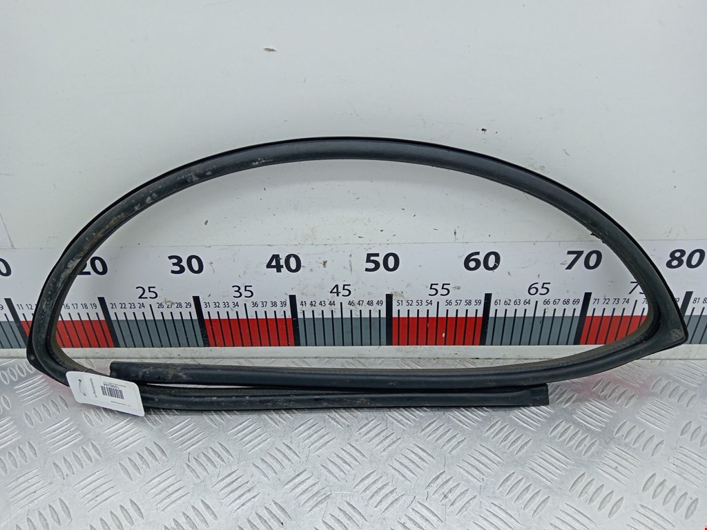 Уплотнитель двери MITSUBISHI Space Wagon N8,N9 1998-2004