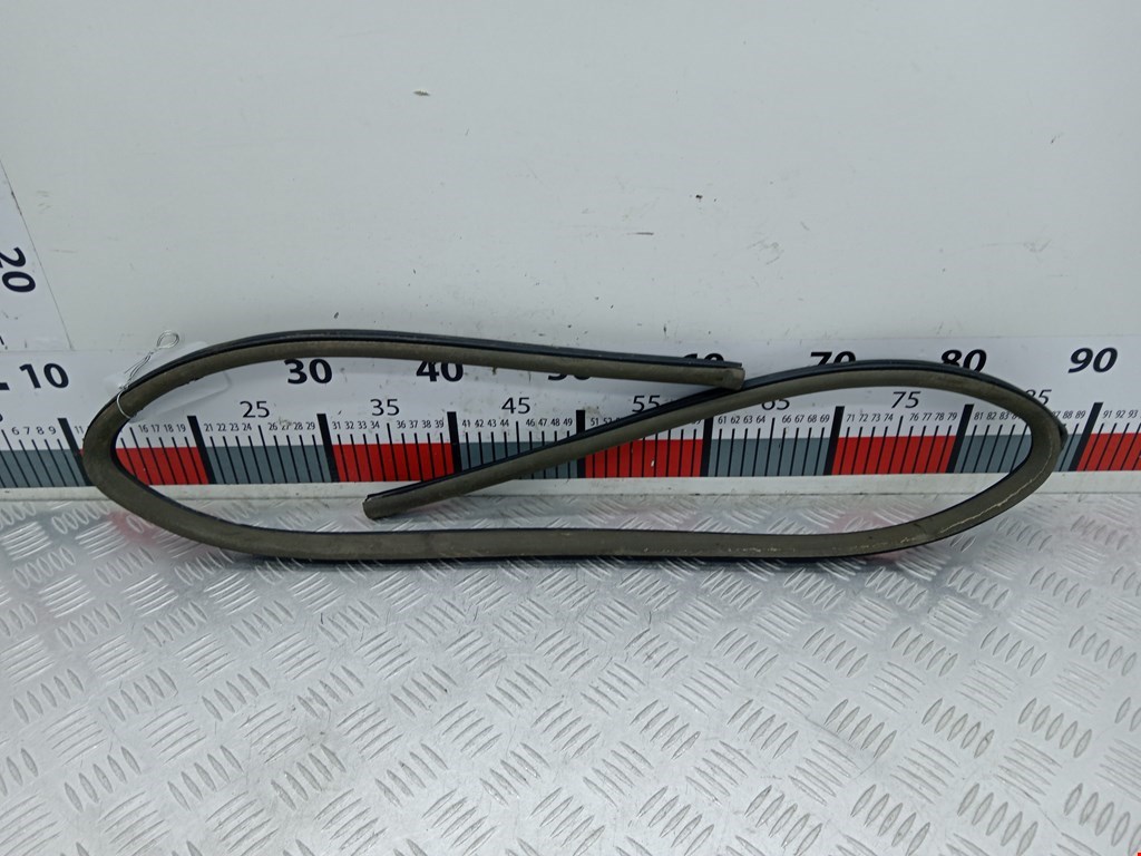 Уплотнитель двери MITSUBISHI Space Wagon N8,N9 1998-2004