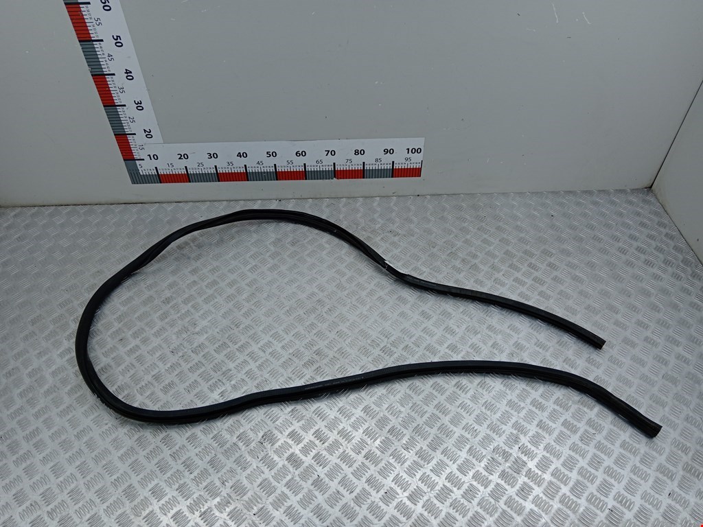 Уплотнитель двери VOLKSWAGEN Caddy III 2004-2015