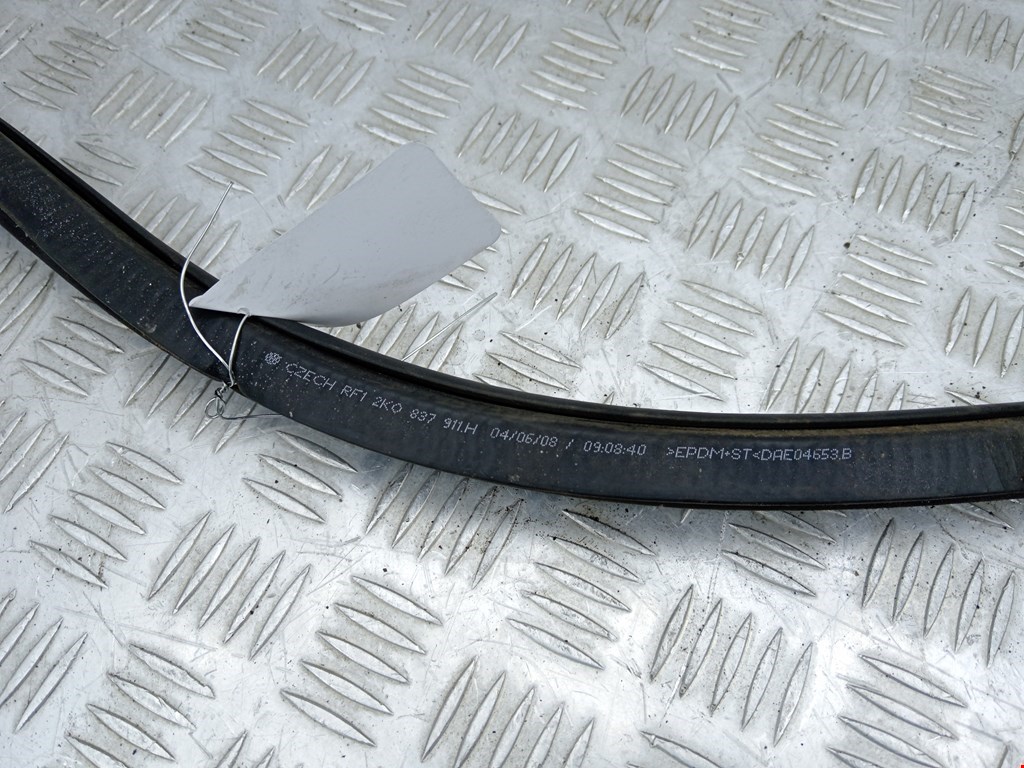 Уплотнитель двери VOLKSWAGEN Caddy III 2004-2015