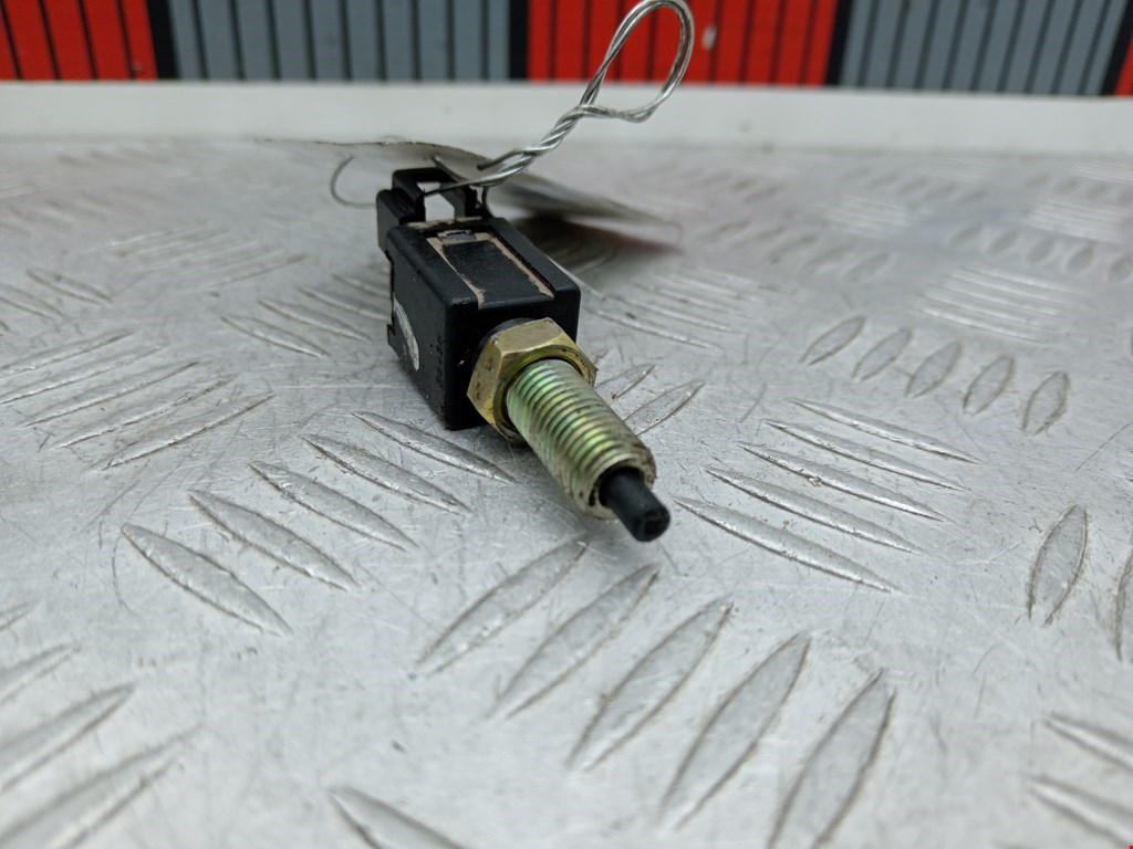 Датчик положения педали сцепления (Выключатель сцепления) Mitsubishi Space_Wagon 3 (1998-2004)