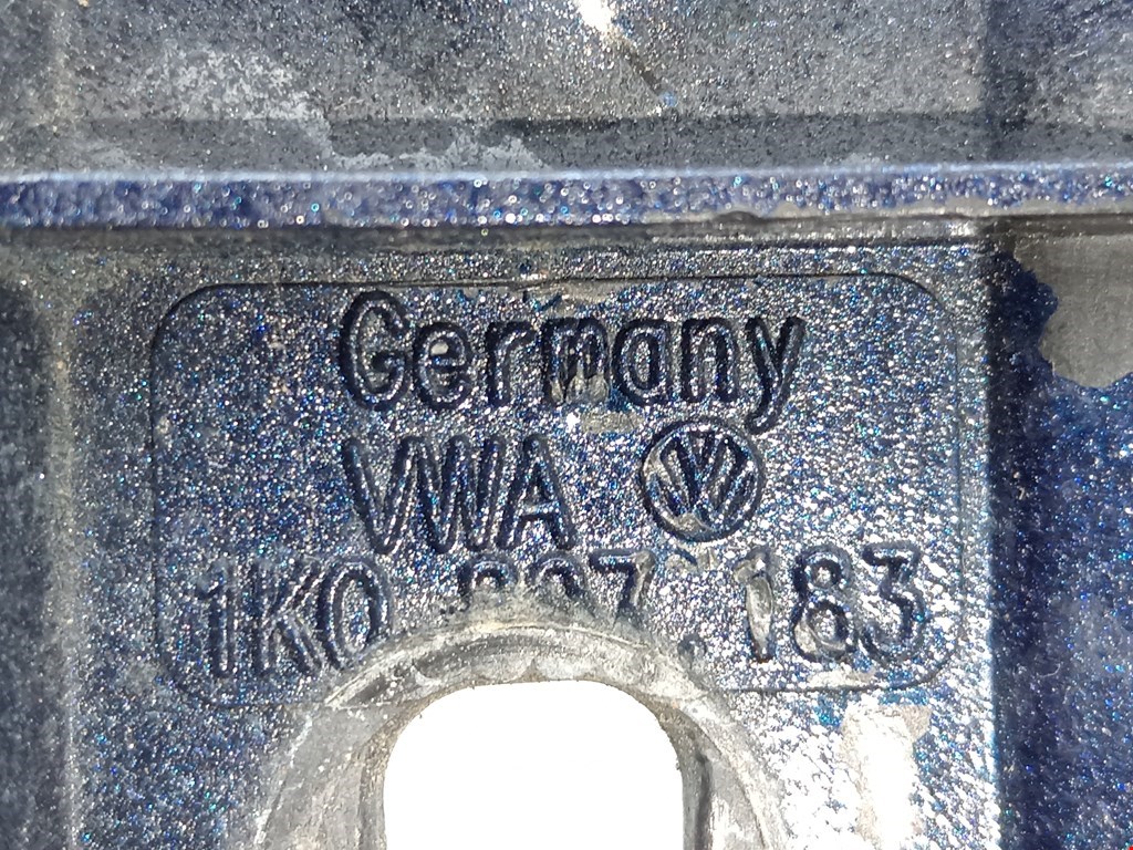 Кронштейн переднего бампера левый VOLKSWAGEN Golf V 2003-2009