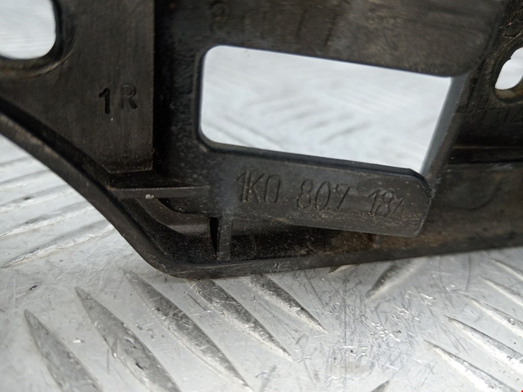 Кронштейн переднего бампера правый VOLKSWAGEN Golf V 2003-2009