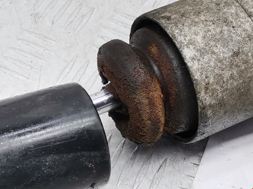 Амортизатор задний левый VOLKSWAGEN Passat B5 1997-2005