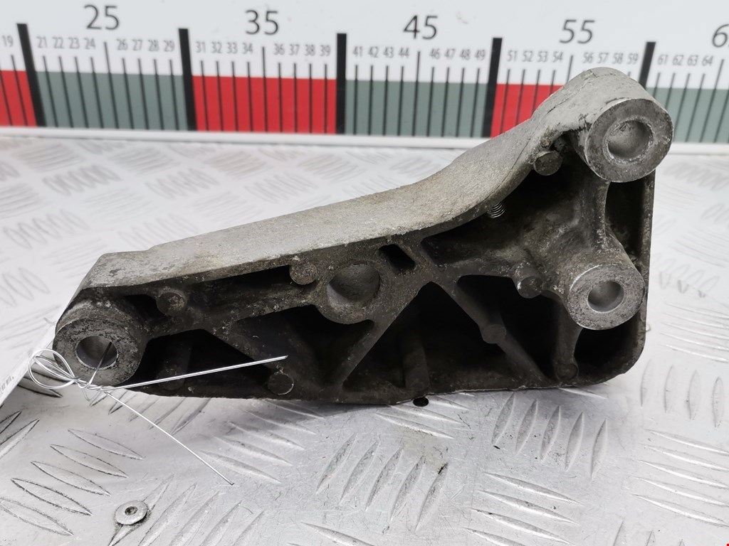 Кронштейн (крепление лапа траверса) кпп Opel Zafira B (2005-2014)