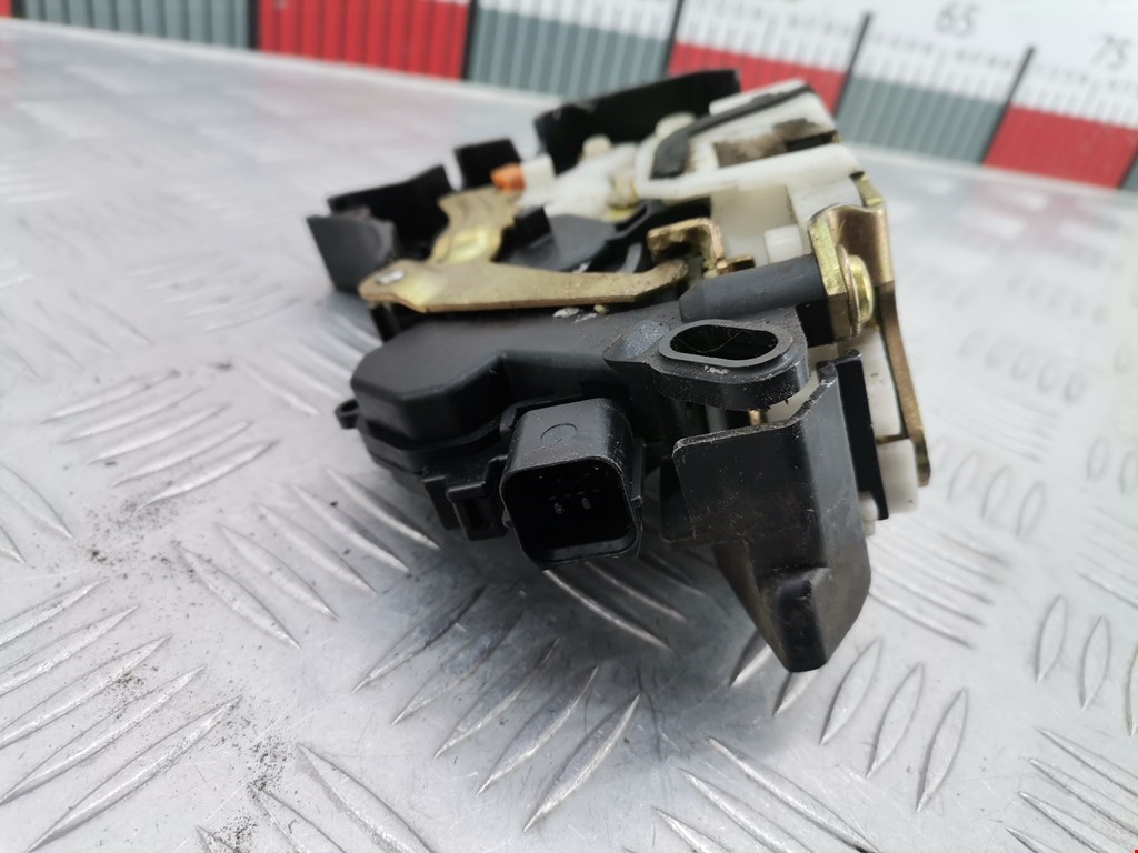 Замок двери передней правой MITSUBISHI Colt Z3 2003-2012