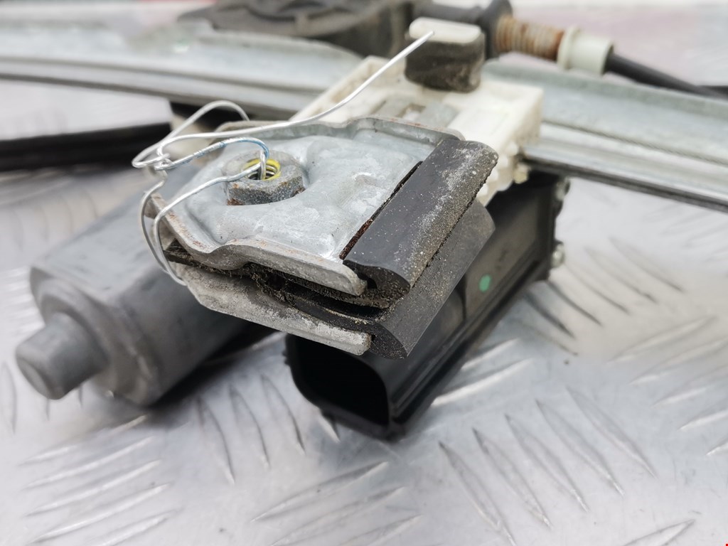 Стеклоподъемник передний правый MITSUBISHI Colt Z3 2003-2012