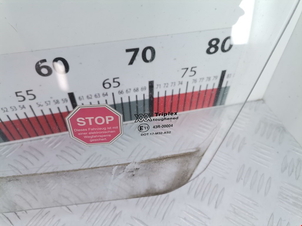 Стекло двери переднее левое MAZDA 121 1987-1991