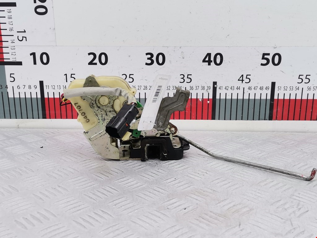 Замок двери передней правой KIA Sorento 2002-2009