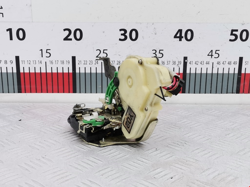 Замок двери передней правой KIA Sorento 2002-2009