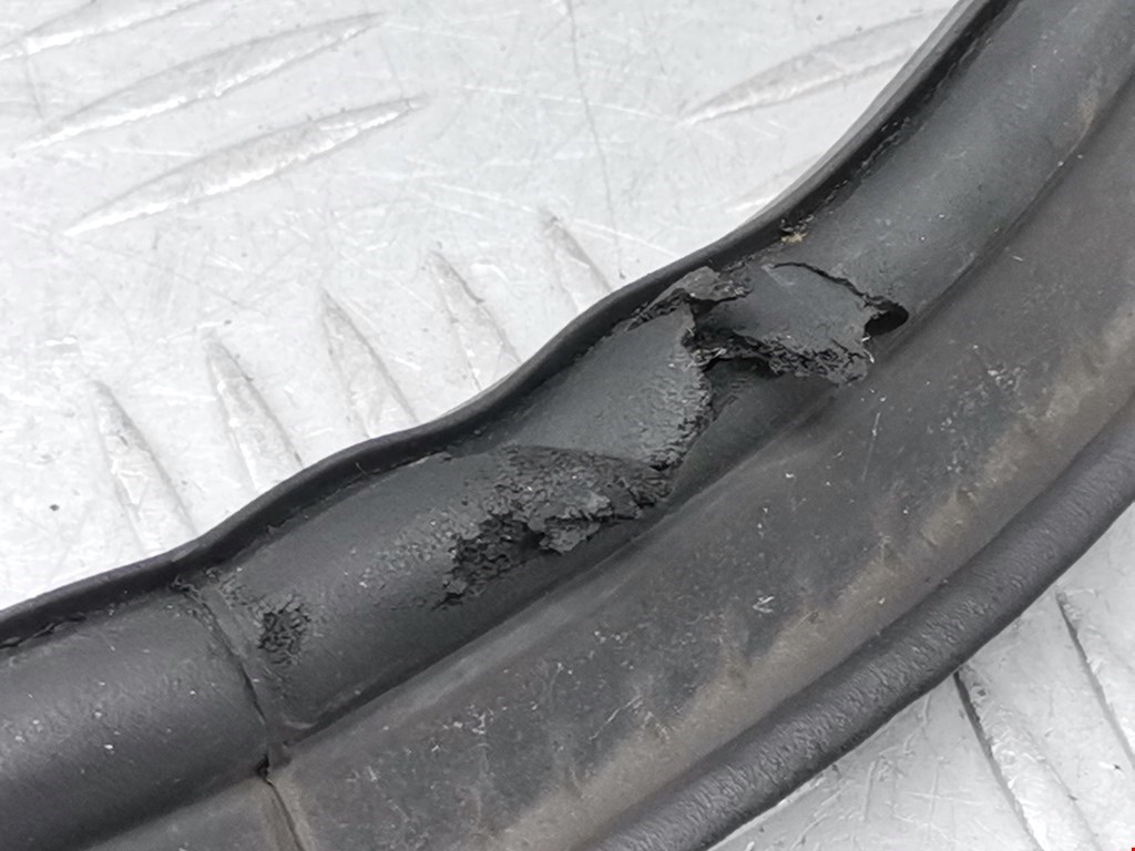 Уплотнитель (наружный) VOLKSWAGEN Passat B6 2005-2011