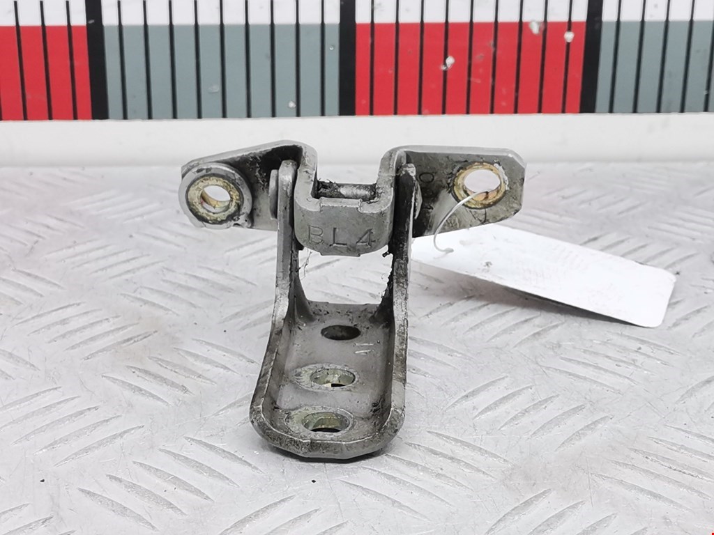 Петля двери передней левой Mitsubishi Pajero 3 (1999-2006)