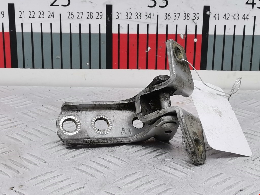 Петля двери передней правой Mitsubishi Pajero 3 (1999-2006)