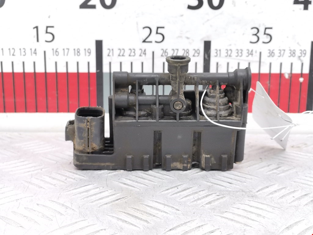 Блок клапанов пневмоподвески Land Rover Discovery 3 (2004-2009)