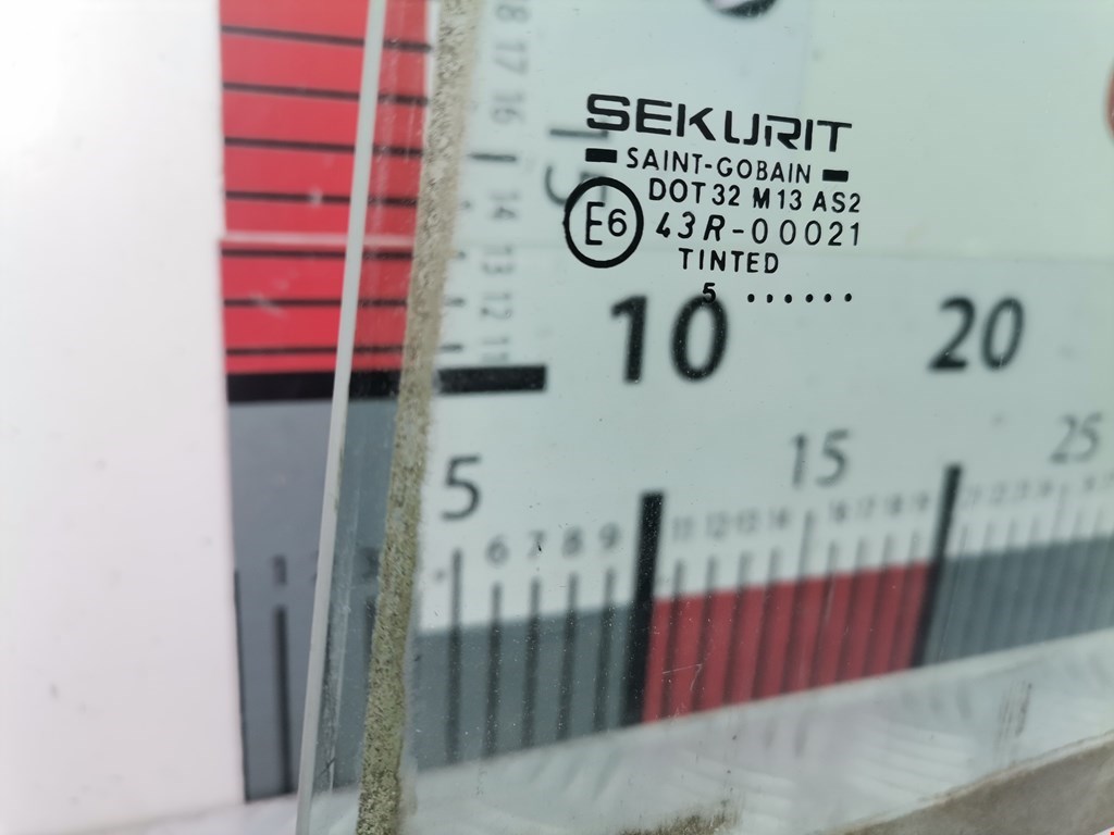 Стекло двери заднее левое FORD Mondeo I 1993-1996