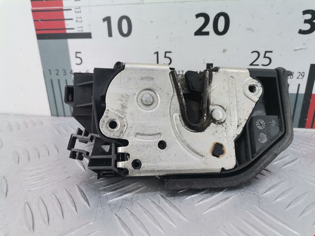 Замок двери задней правой BMW 1er E81\E87 2004-2011