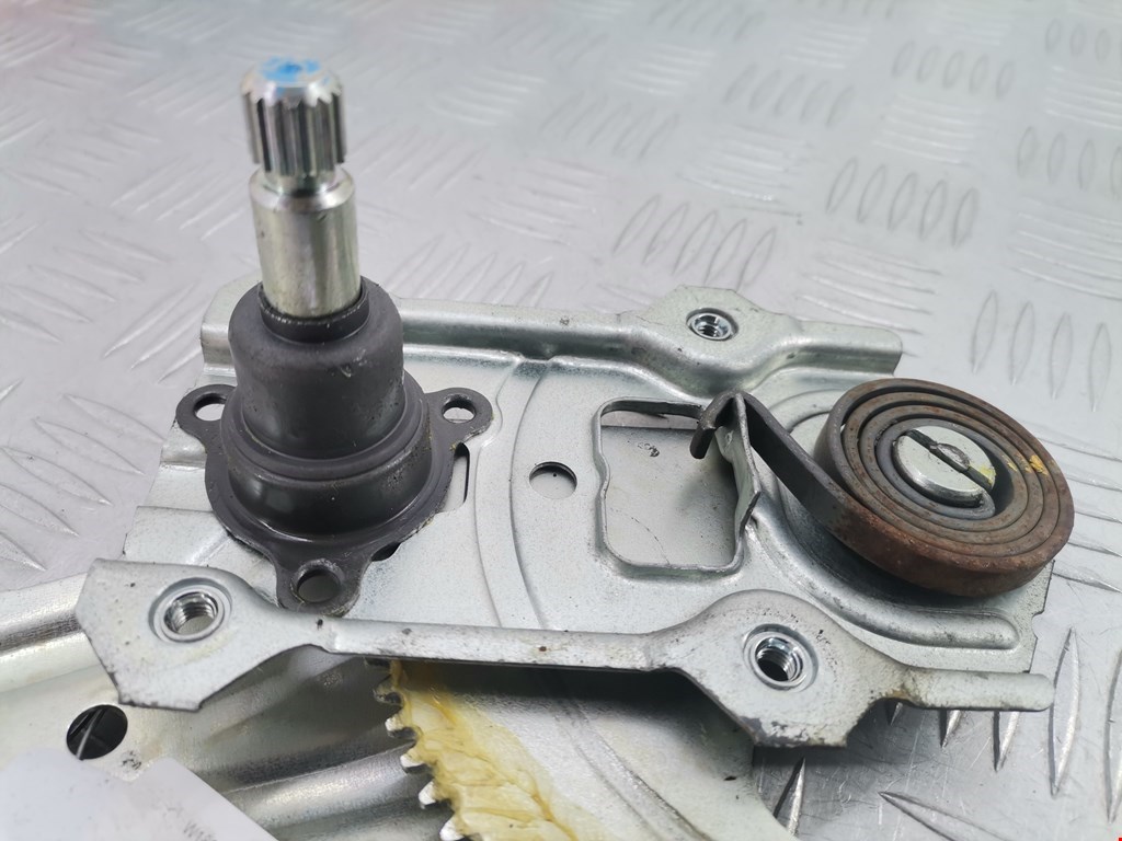 Стеклоподъемник задний левый SUZUKI Splash 2008-2015