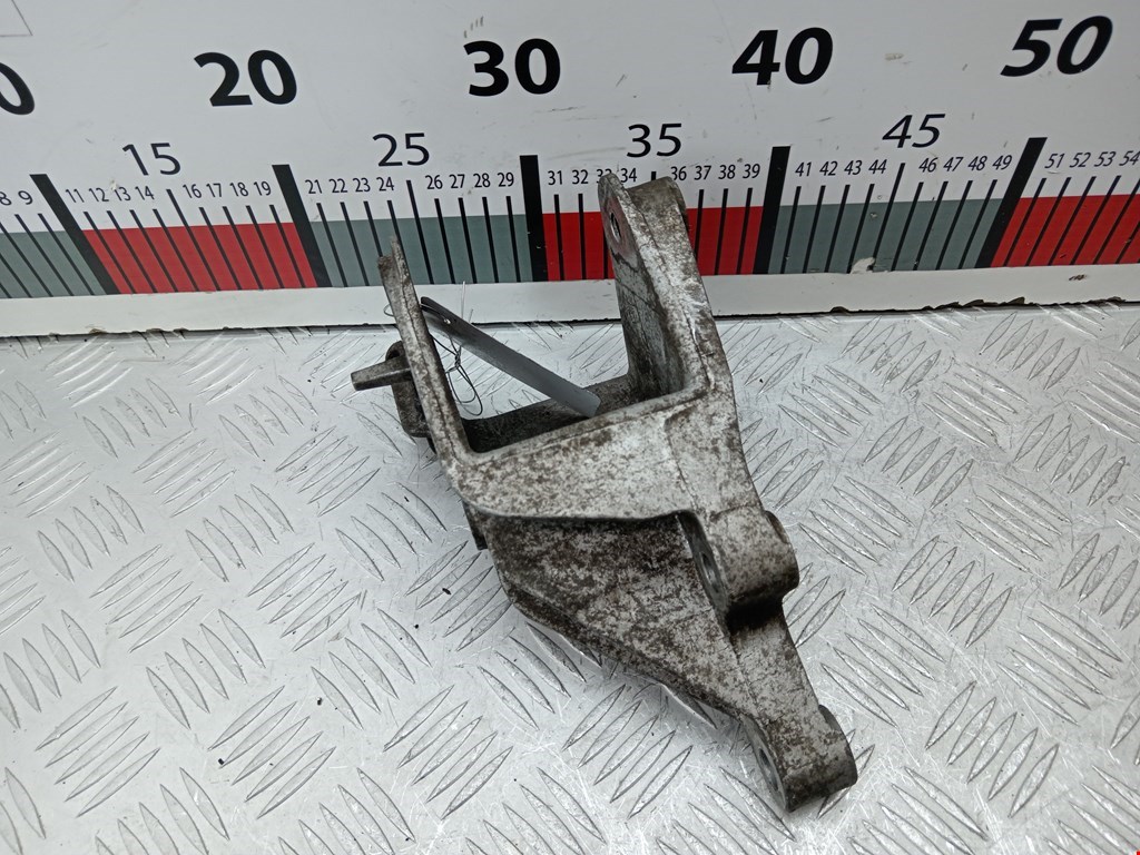 Кронштейн (крепление лапа траверса) кпп Opel Astra J (2009-2018)