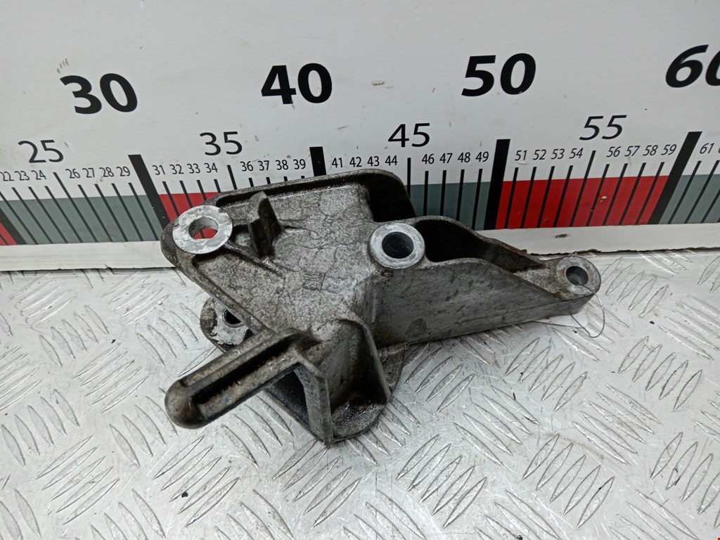 Кронштейн (крепление лапа траверса) кпп Opel Astra J (2009-2018)