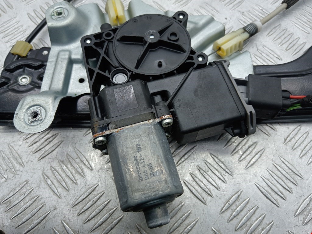 Стеклоподъемник передний правый OPEL Astra J 2009-2017