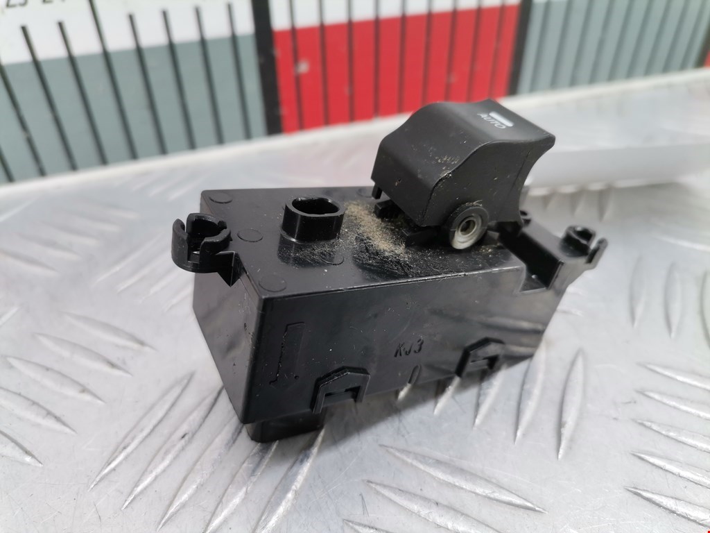 Кнопка стеклоподъемника HYUNDAI i40 2011-2019