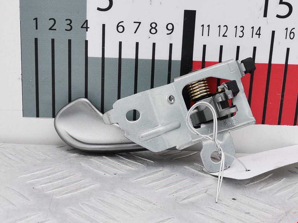 Ручка дверная задняя внутренняя левая MITSUBISHI Space Star 1999-2006