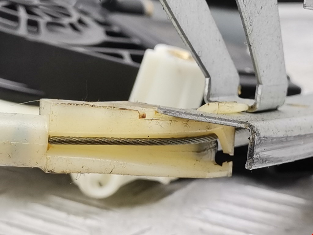 Стеклоподъемник задний правый MITSUBISHI Space Star 1999-2006