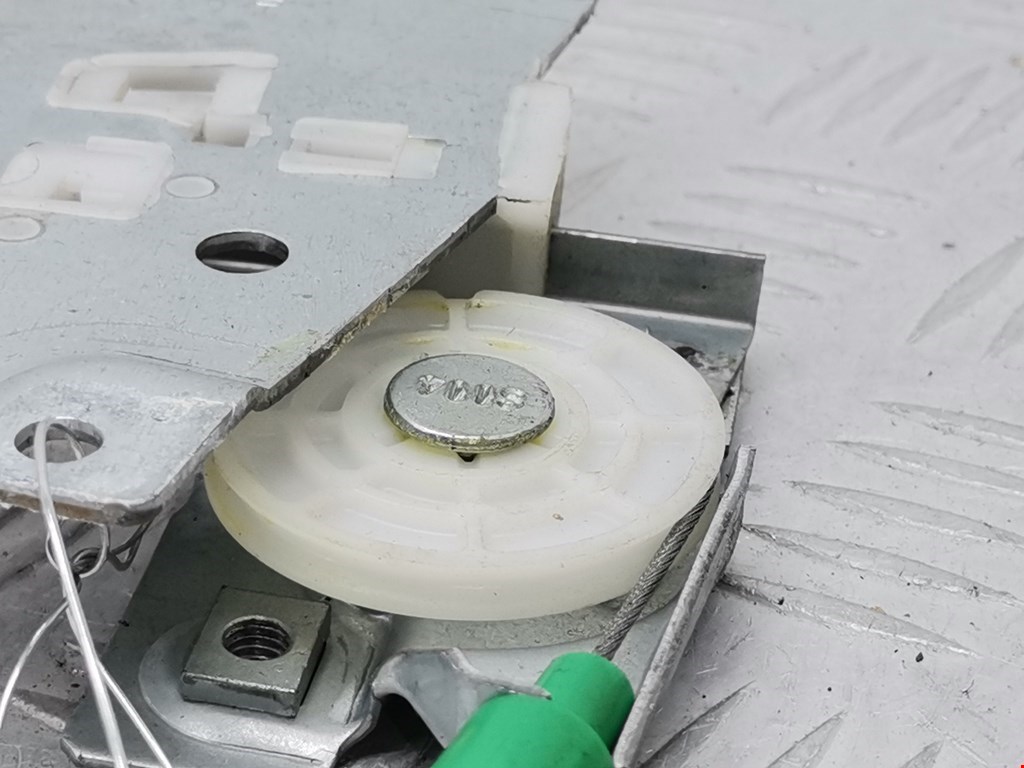 Стеклоподъемник задний правый MITSUBISHI Space Star 1999-2006