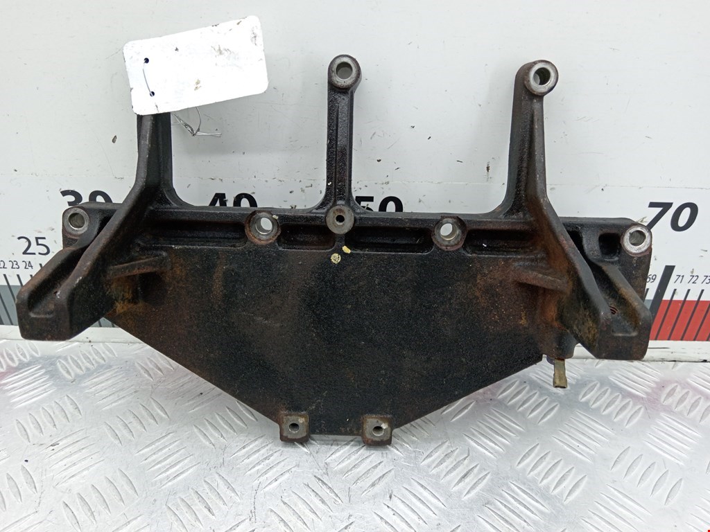 Кронштейн (крепление лапа) двигателя Mitsubishi Pajero 4 (2006-2021)