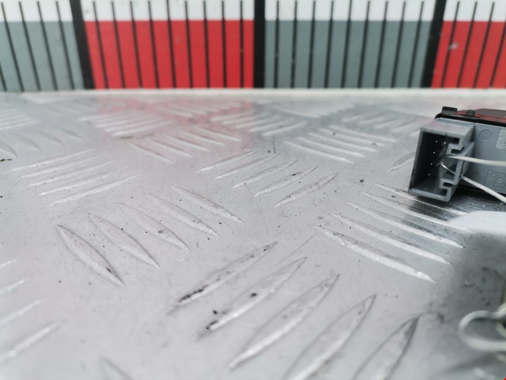 Кнопка стеклоподъемника VOLKSWAGEN Passat B7 2011-2015