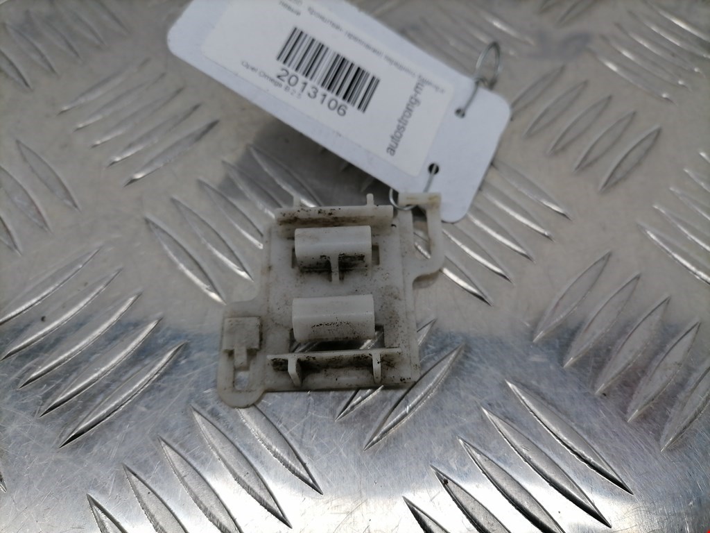 Кронштейн переднего бампера левый OPEL Omega B 1994-2004