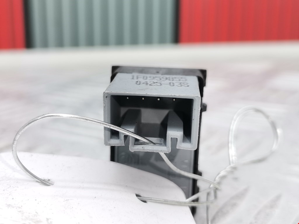 Кнопка стеклоподъемника VOLKSWAGEN Golf V Plus 2004-2009