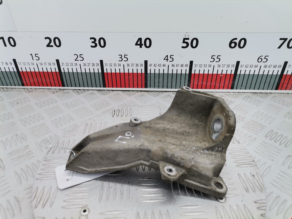 Кронштейн (крепление лапа траверса) кпп Audi A6 C5 (1997-2005)