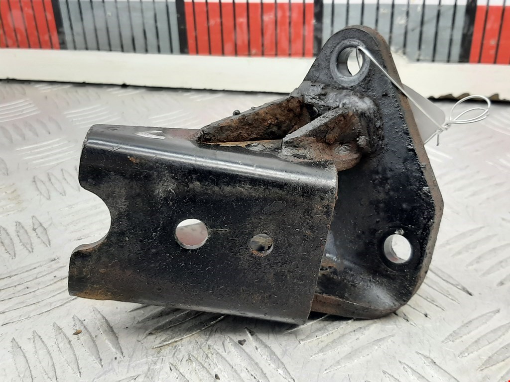 Кронштейн (крепление лапа) двигателя Mitsubishi L200 4 (2006-2015)