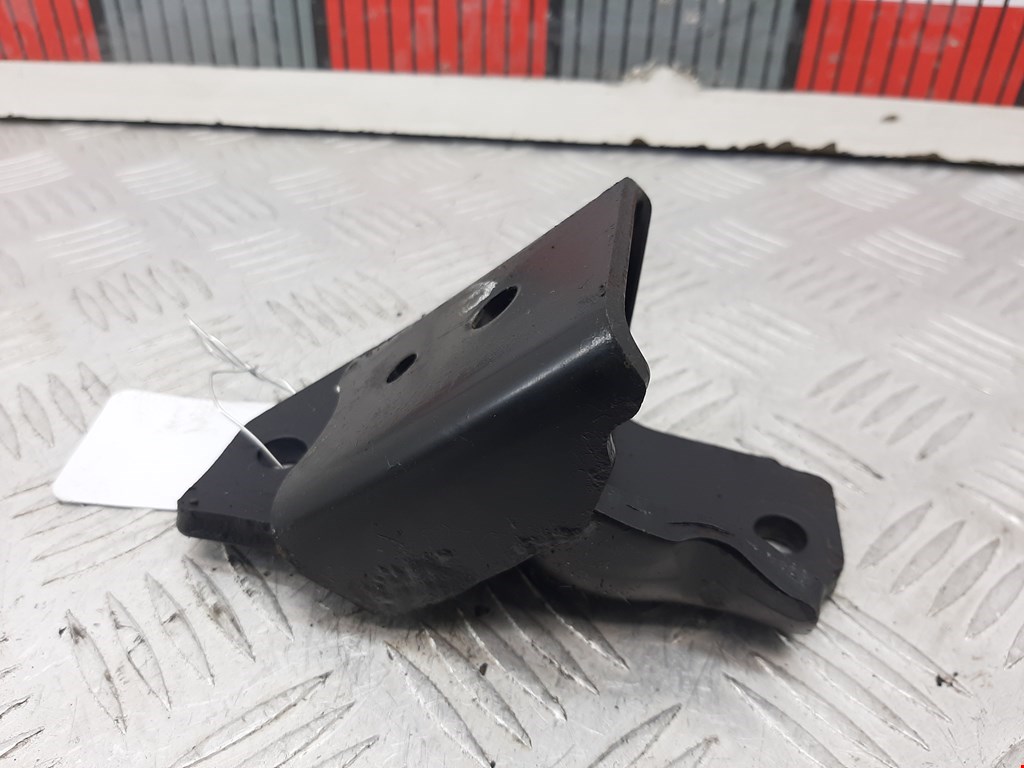 Кронштейн (крепление лапа) двигателя Mitsubishi L200 4 (2006-2015)