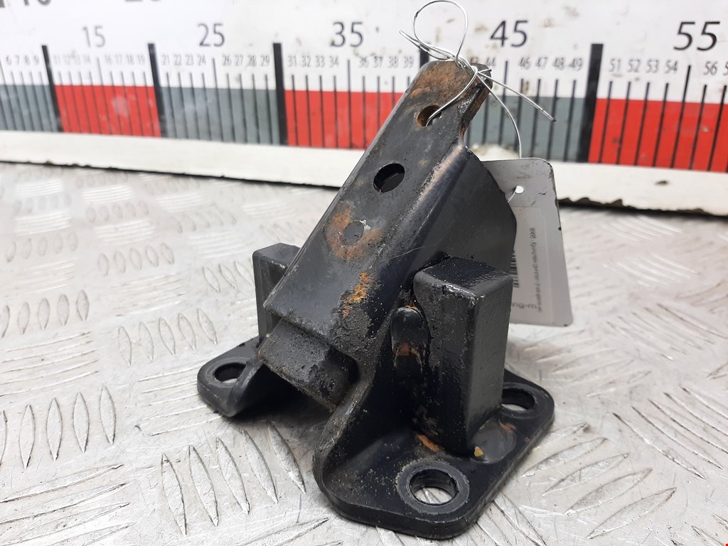 Кронштейн (крепление лапа) двигателя Mitsubishi Pajero 3 (1999-2006)